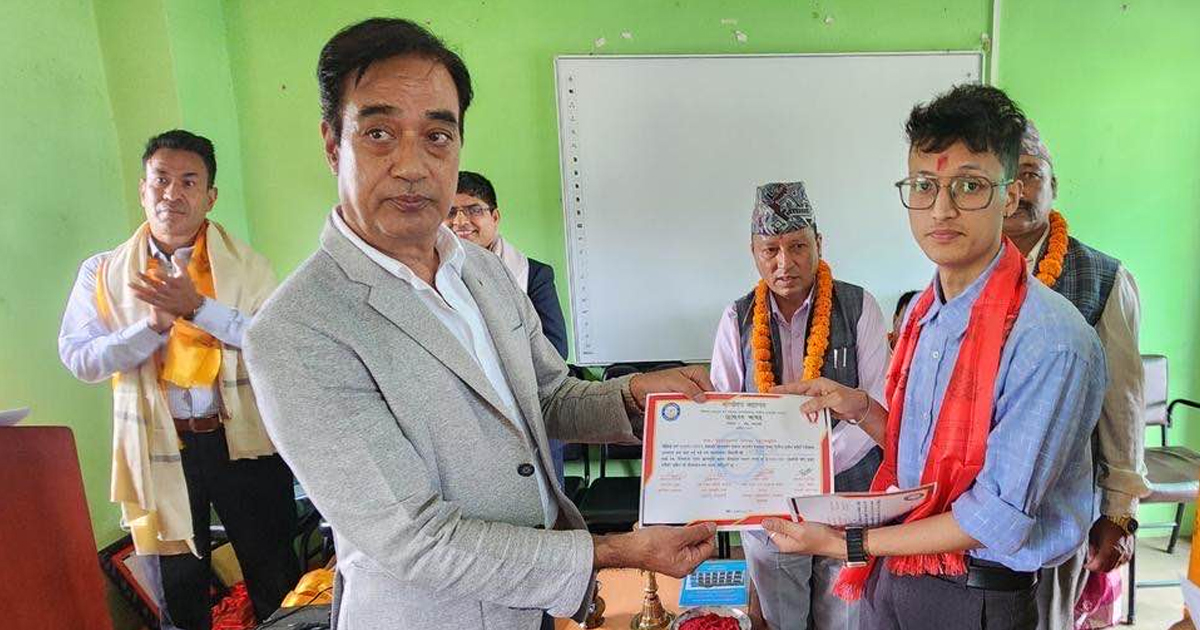 राजेन्द्र मल्लले गरे शंकरापूरको भाग्योदय क्याम्पसका विद्यार्थीलाई छात्रवृत्ति प्रदान