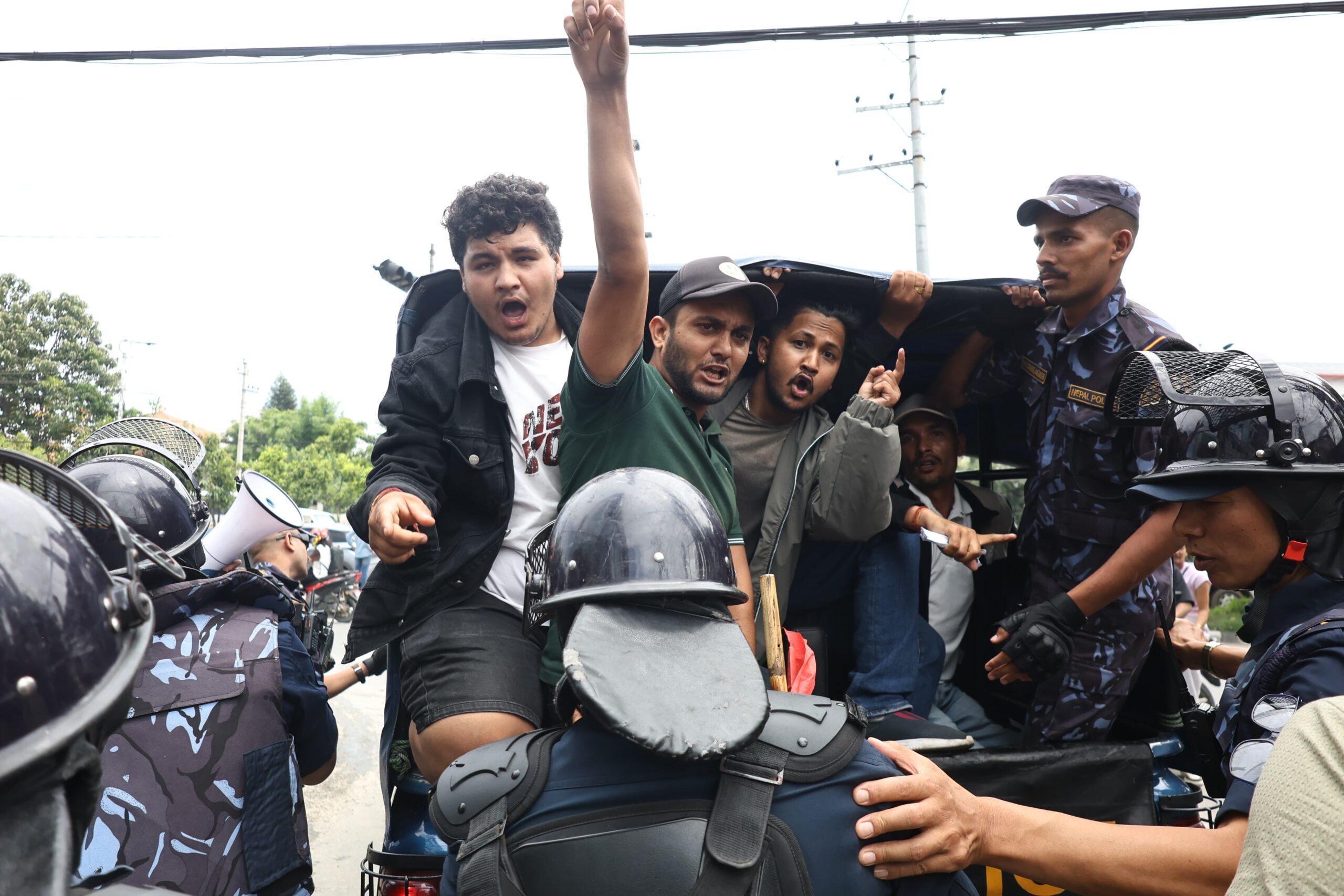 विद्यालय शिक्षा ऐनविरुद्ध प्रदर्शनमा उत्रिएका नेविसंघका १० विद्यार्थी पक्राउ, शतप्रतिशत खुला प्रतिस्पर्धाको माग