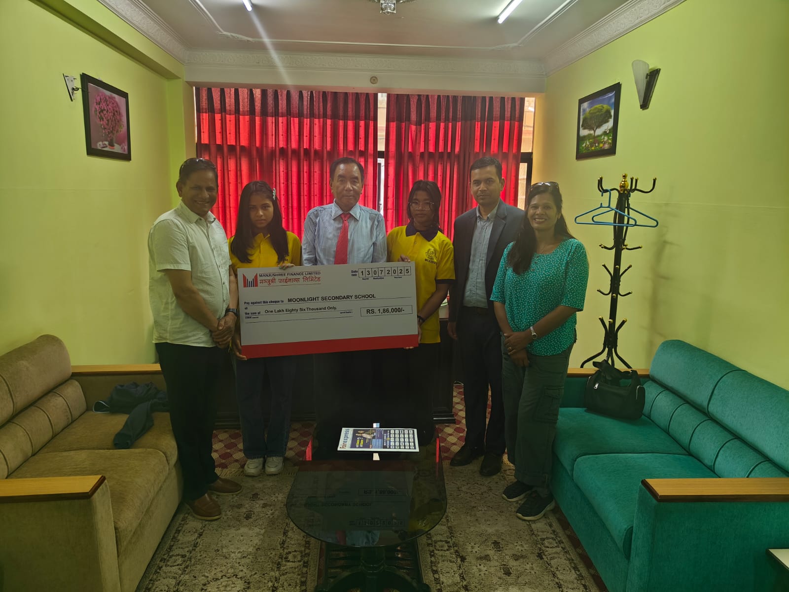 मञ्जुश्री फाइनान्सले गर्यो विद्यालयलाई एक लाख ८६ हजार रुपैयाँ छात्रवृत्ति  प्रदान