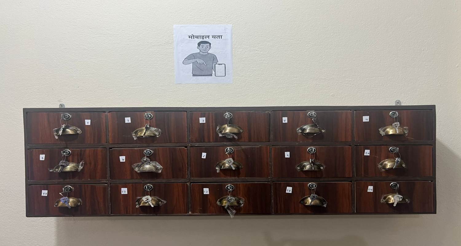 सरकारी बैठकमा शान्तिको सूत्र: मोबाइल बाहिरै