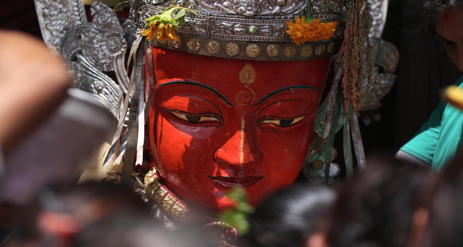 भक्तपुरमा बौद्ध धर्मावलम्बीले पञ्चदान पर्व मनाउँदै