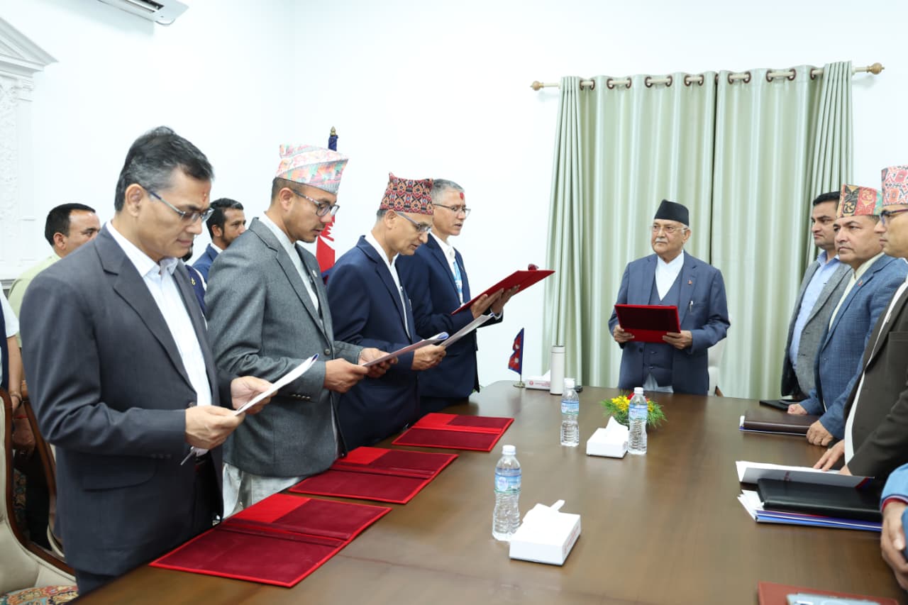 चार स्वास्थ्य विज्ञान प्रतिष्ठानका उपकुलपतिले प्रधानमन्त्रीसमक्ष लिए सपथ