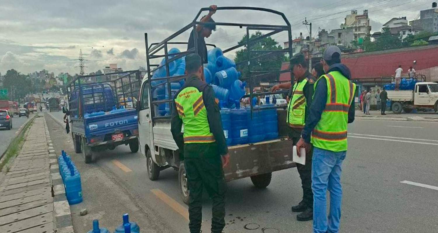 काठमाडौं महानगरले पानीको गुणस्तरमा कडाइ: एक हप्तामा २७१ जार नष्ट