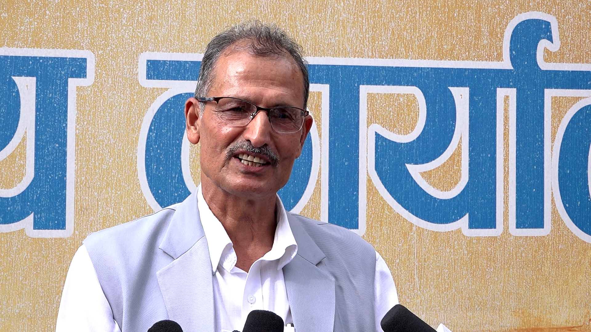 सामाजिक सञ्जालहरु बन्द गर्दा अभिव्यक्ति स्वतन्त्रता कुण्ठित हुन्छ : अग्नि सापकोटा