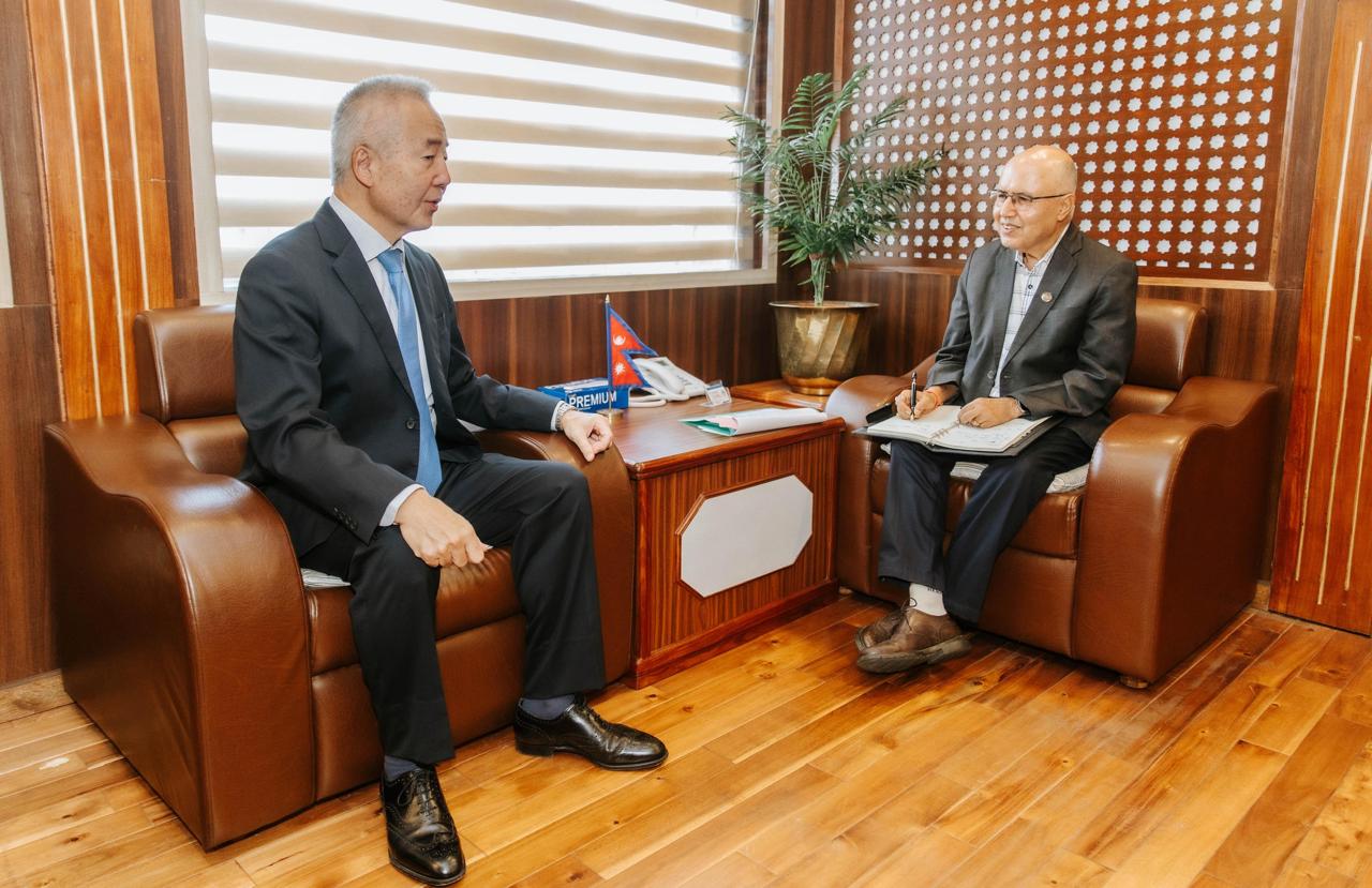 अर्थमन्त्री खनाल र जापानका राजदूतबीच भेट