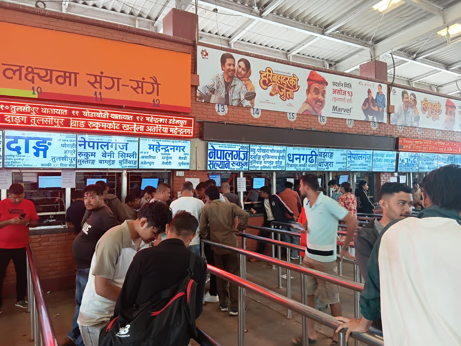 बसपार्कमा यात्रुको घुइँचो, दैनिक ६५ हजारले राजधानी छाड्दै