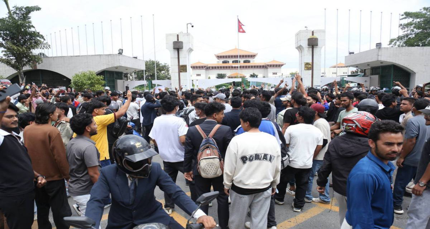 जेनजी प्रदर्शनकारी संसद भवनभित्र, प्रहरीद्वारा अश्रुग्याँस प्रहार