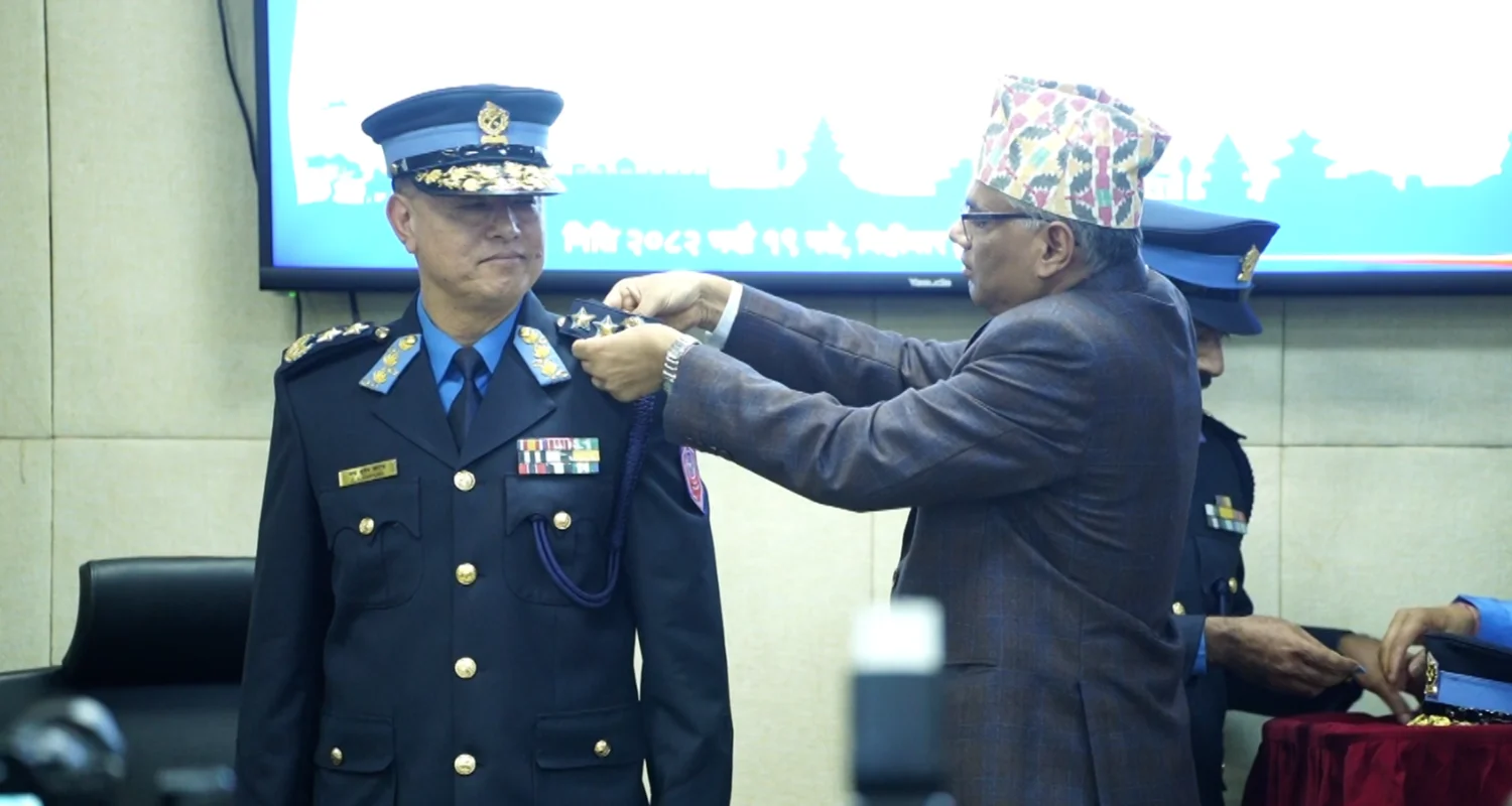 नियुक्त महानिरीक्षक आईजीपी चन्द्र कुवेर खापुङलाई दज्र्यानी चिह्न प्रदान