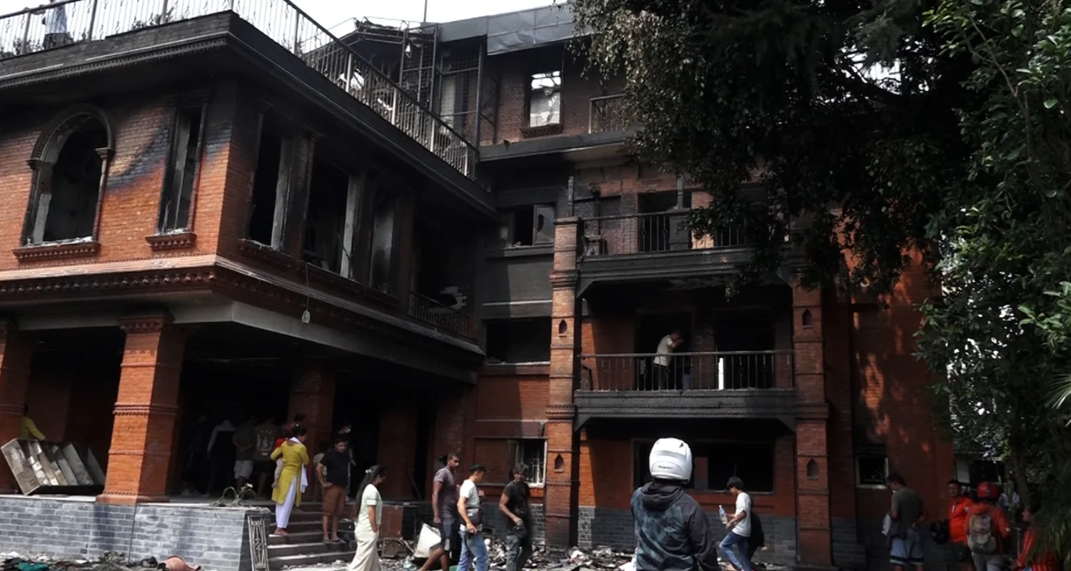 कांग्रेस सभापति देउवाको घर पूर्ण रुपमा आगलागी : तस्बिरहरू