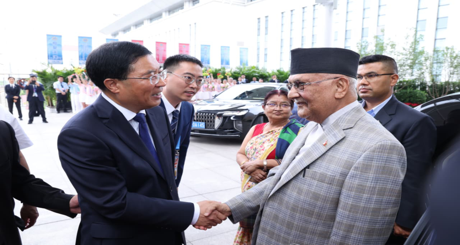 प्रधानमन्त्री ओली बेइजिङमा, चिनियाँ उप-राष्ट्रपतिसँग भेट गर्दै