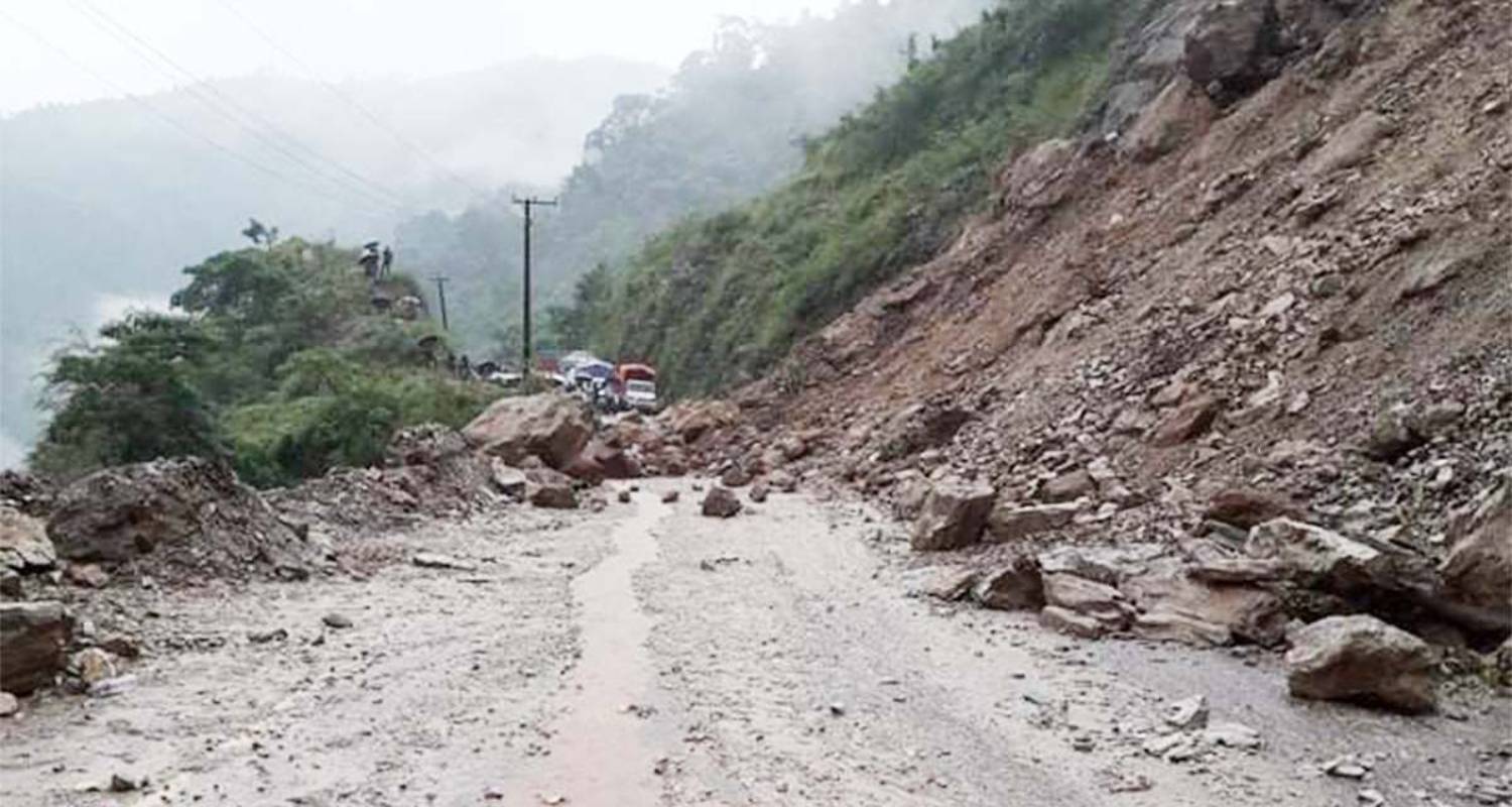 वर्षाले दुई प्रमुख राजमार्ग अवरुद्ध, यात्रु अलपत्र