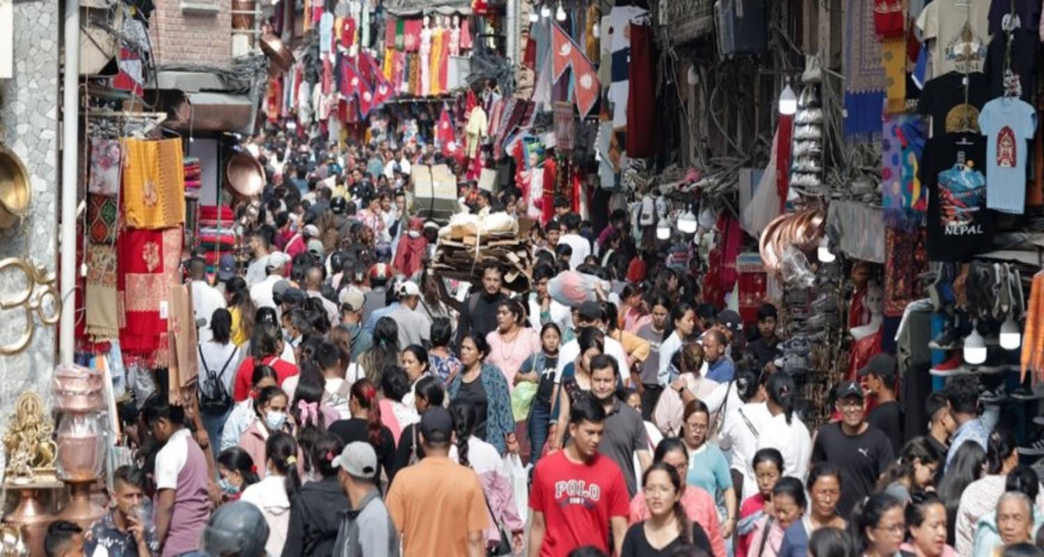 दशैंको किनमेल: महल सुनसान, फुटपाथमा जनसागर