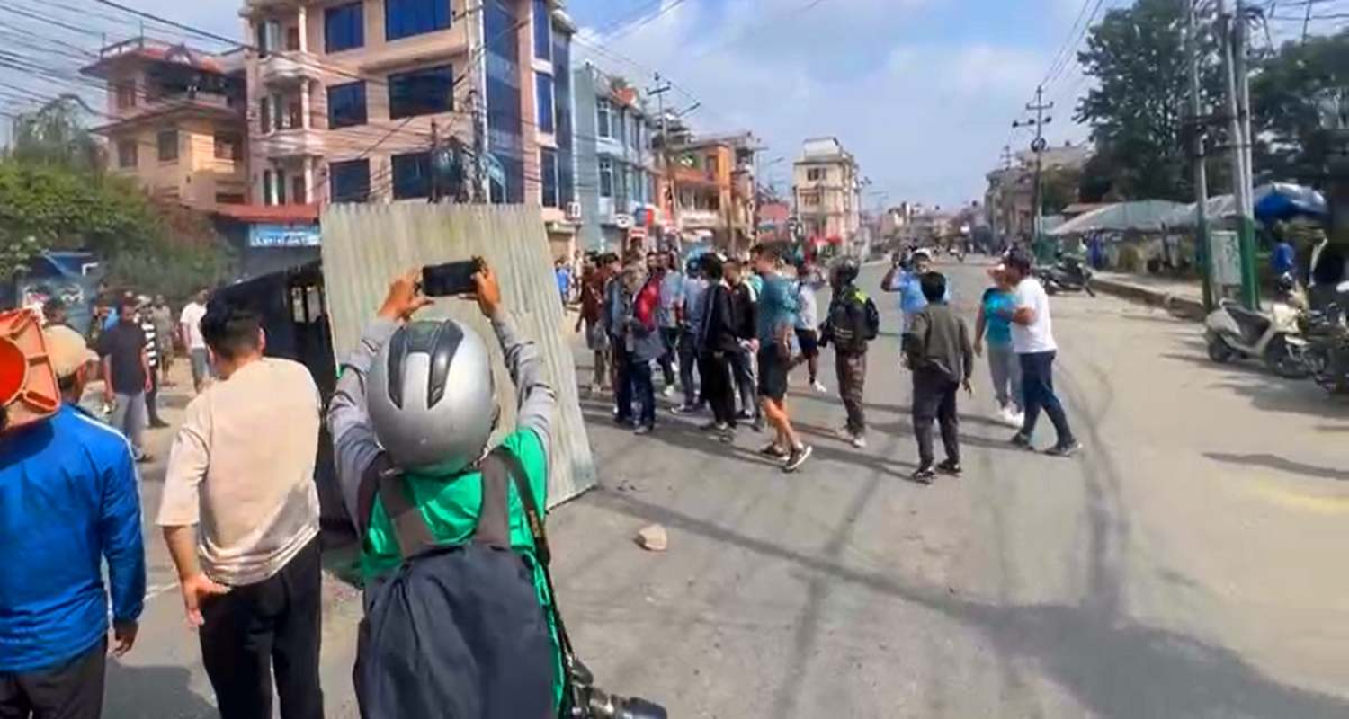 युवा आन्दोलनले लियो उग्र रूप: खुमलटारमा प्रहरी बिट तोडियो, उपत्यकामा कर्फ्यू