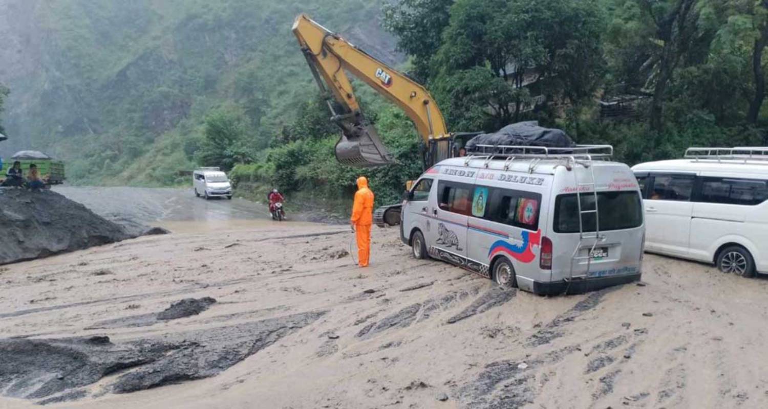 दशैंको मुखमा वर्षा र पहिरोले यात्रुलाई सास्ती, राजमार्गहरू अवरुद्ध