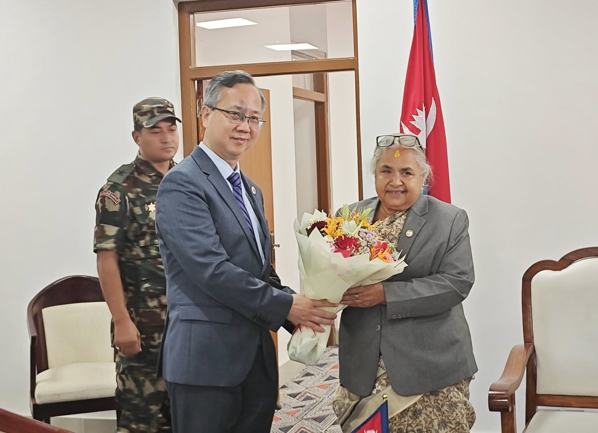 चिनियाँ राजदूतले सिंहदरबार पुगेर प्रधानमन्त्री कार्कीलाई दिए बधाई