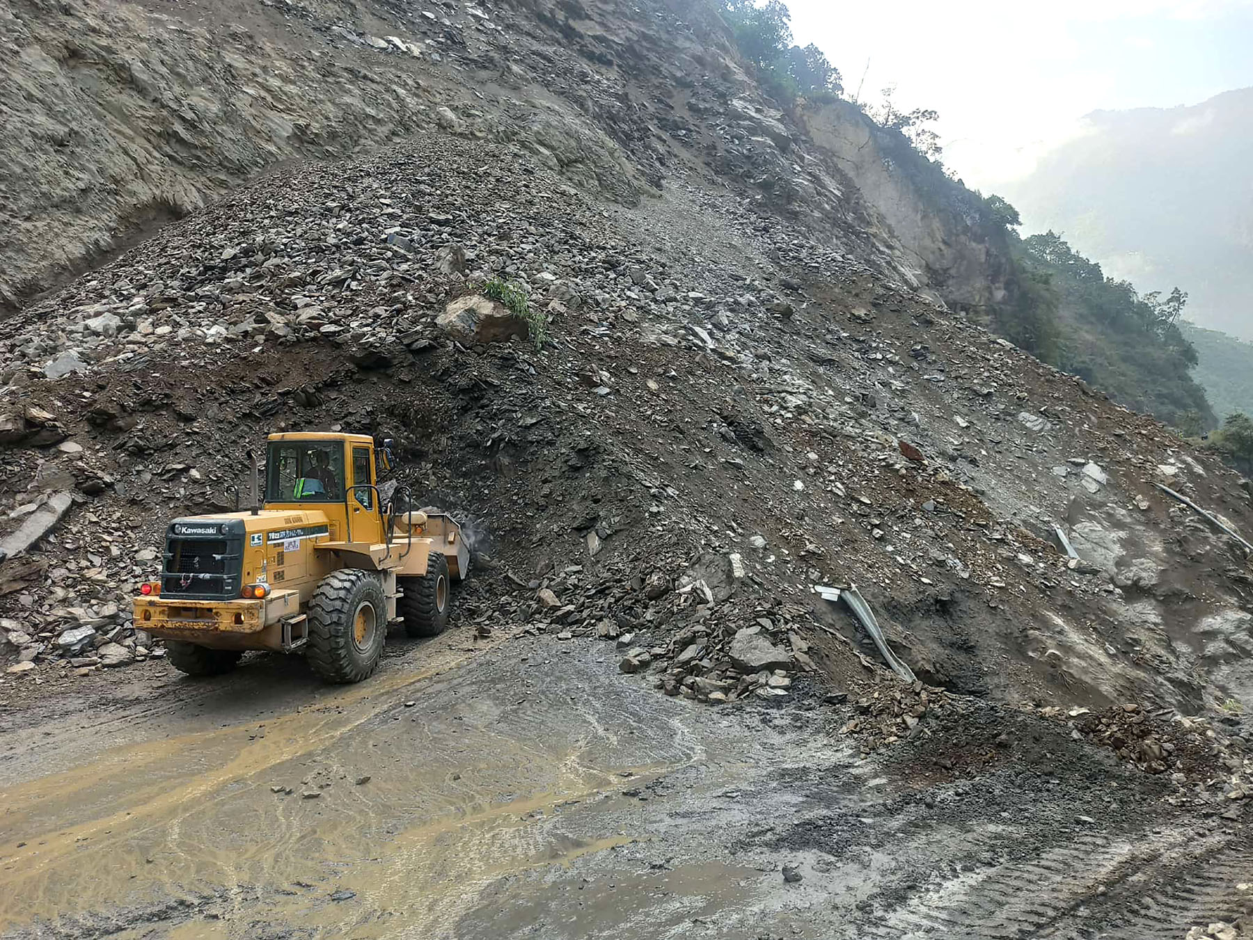 तुइन खोलाको पहिरो पन्छाउन दुई दिन लाग्ने, यात्रुलाई सास्ती