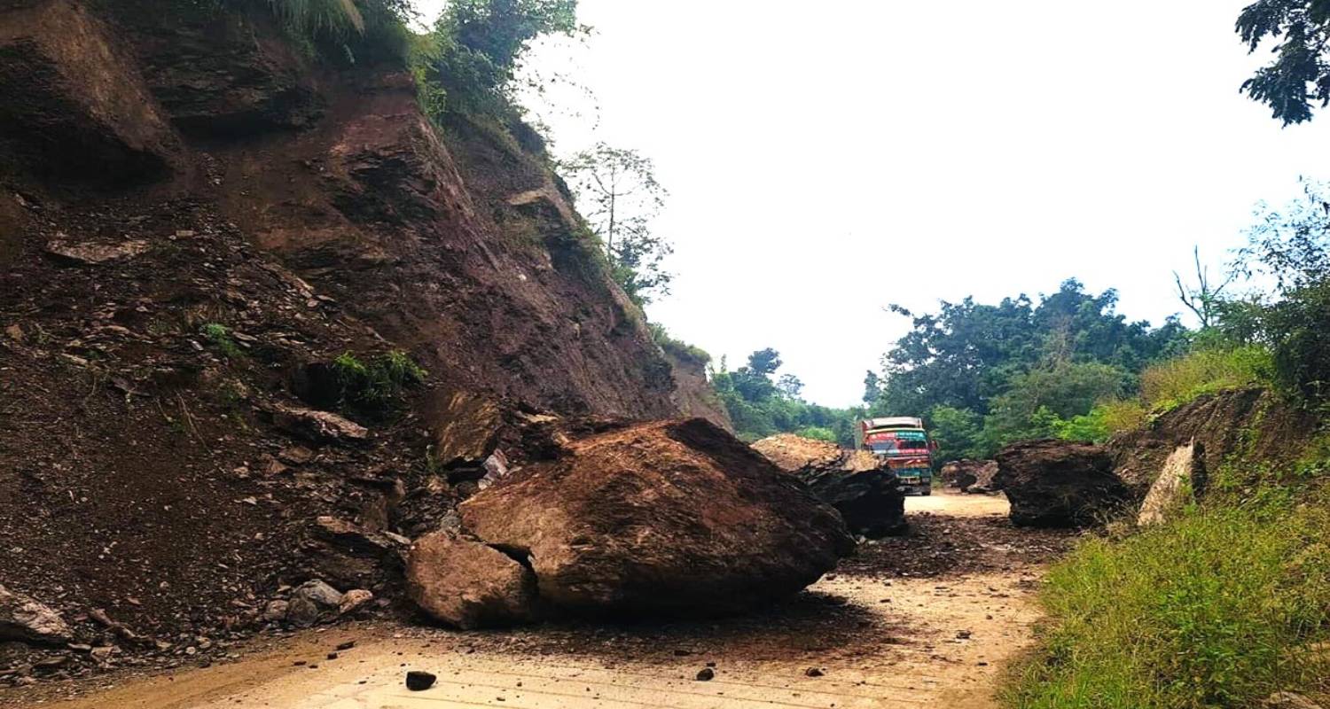 मुख्य राजमार्ग ठप्प, यातायात सेवा प्रभावित