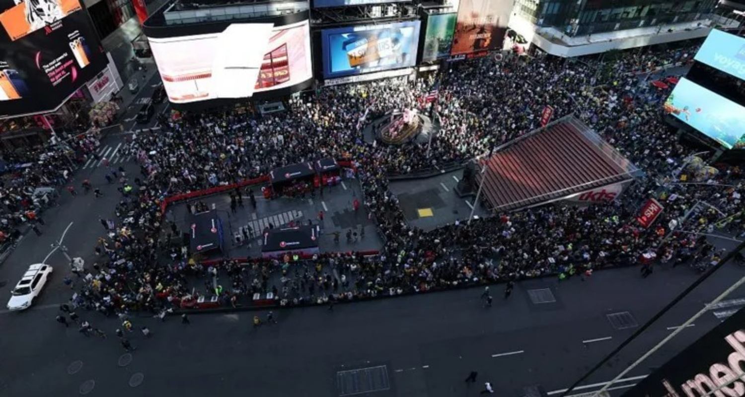 ट्रम्प नीतिविरुद्ध अमेरिकाभर विशाल प्रदर्शन, न्यूयोर्कमा १ लाख सहभागी