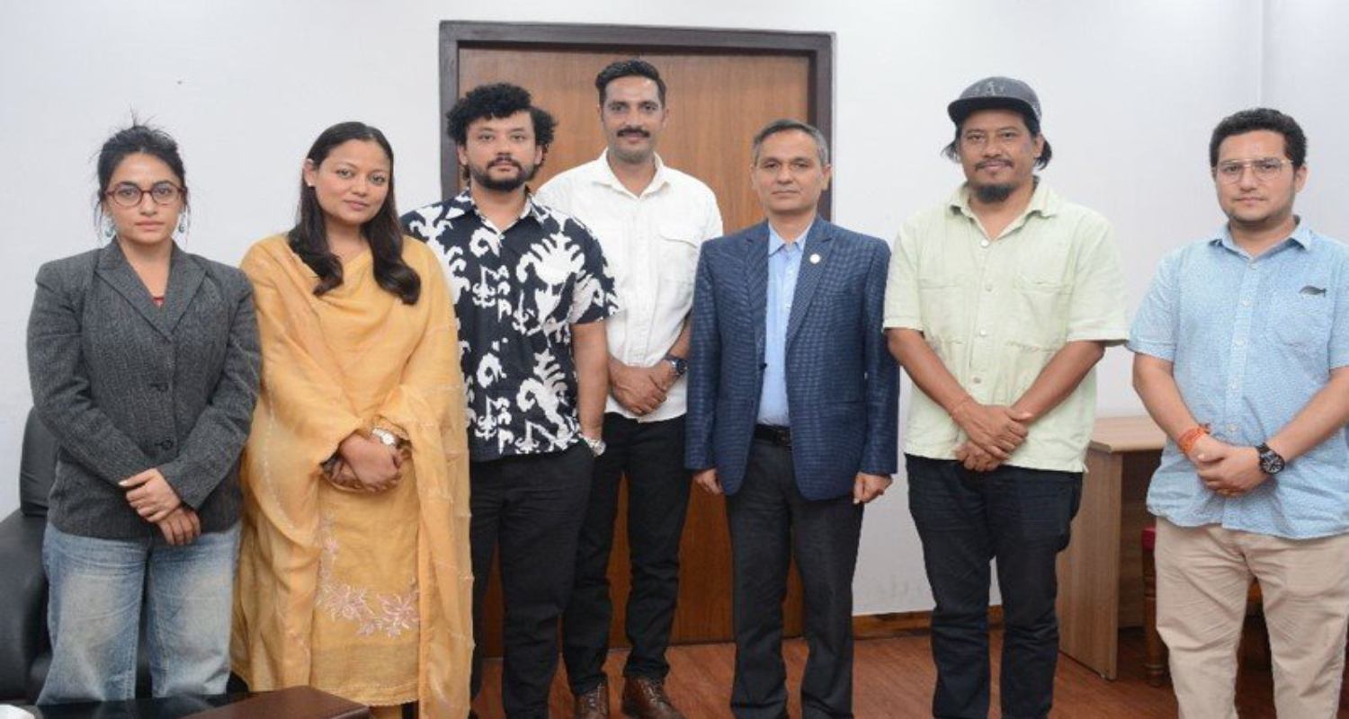 कलाकारसँग गृहमन्त्री अर्यालको भेट: शहीदलाई न्याय र चुनावमा जोड