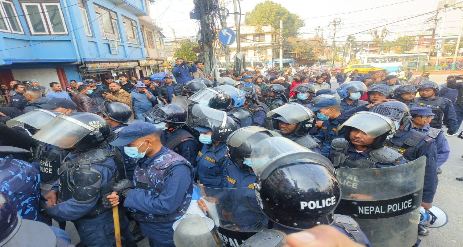 माइतीघरमा सर्वपक्षीय सरकारको माग गर्दै युवाहरुको प्रदर्शन