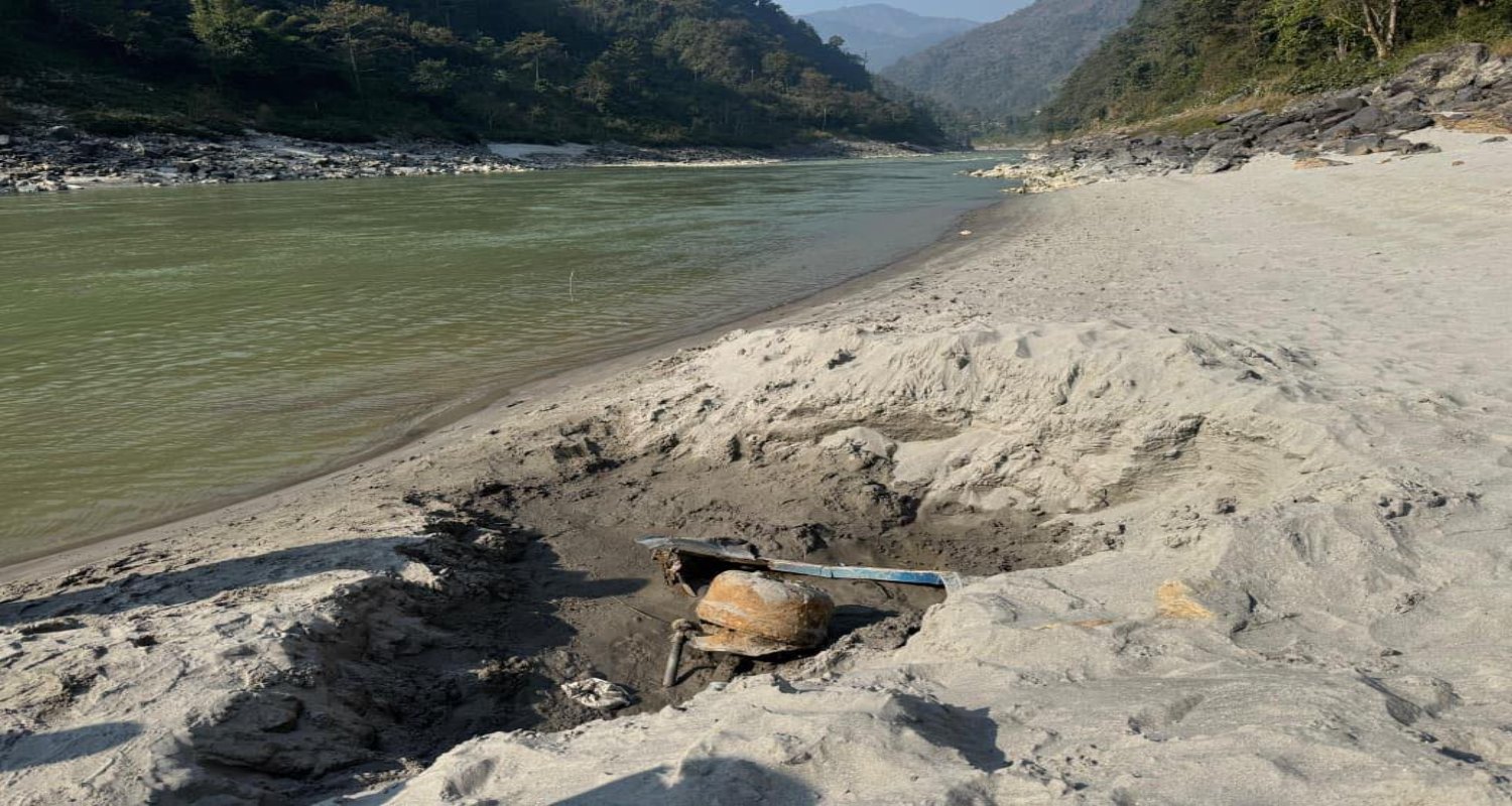 तनहुँमा पहिरोले बगाएको बस उत्खनन कार्य जारी