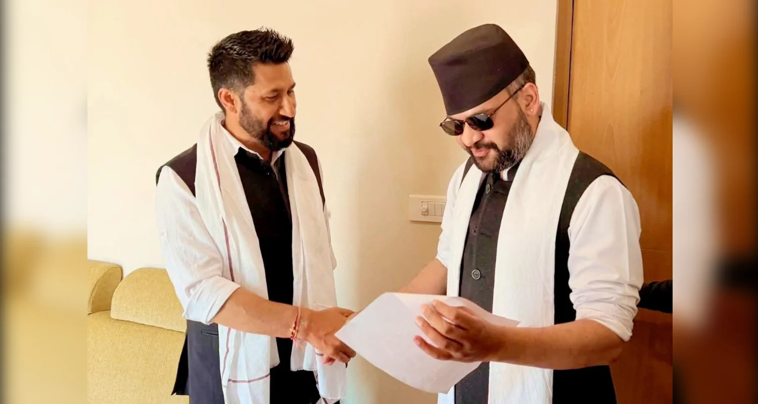 बालेनले लिए रविको हातबाट झापा–५ को लागि टिकट